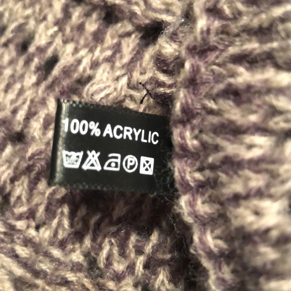 NWOT Very soft gray infinity scarf. New no tags - Picture 3 of 3